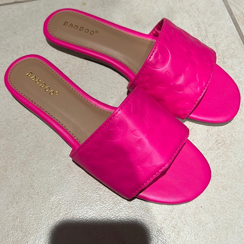 New never worn hot pink summer sandal! Size 7